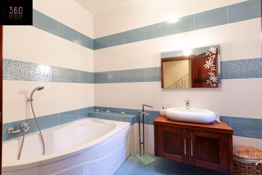 Beautiful, Typical Maltese 4Br Home With Roof Top By 360 Estates Sliema Exterior photo
