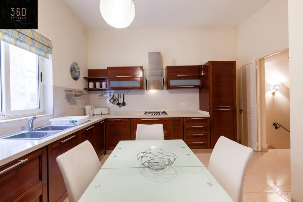 Beautiful, Typical Maltese 4Br Home With Roof Top By 360 Estates Sliema Exterior photo